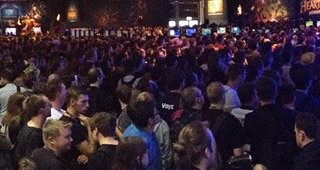 Photo panoramique de la foule au stand Blizzard