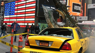 Hurlesang éventre un taxi à Times Square