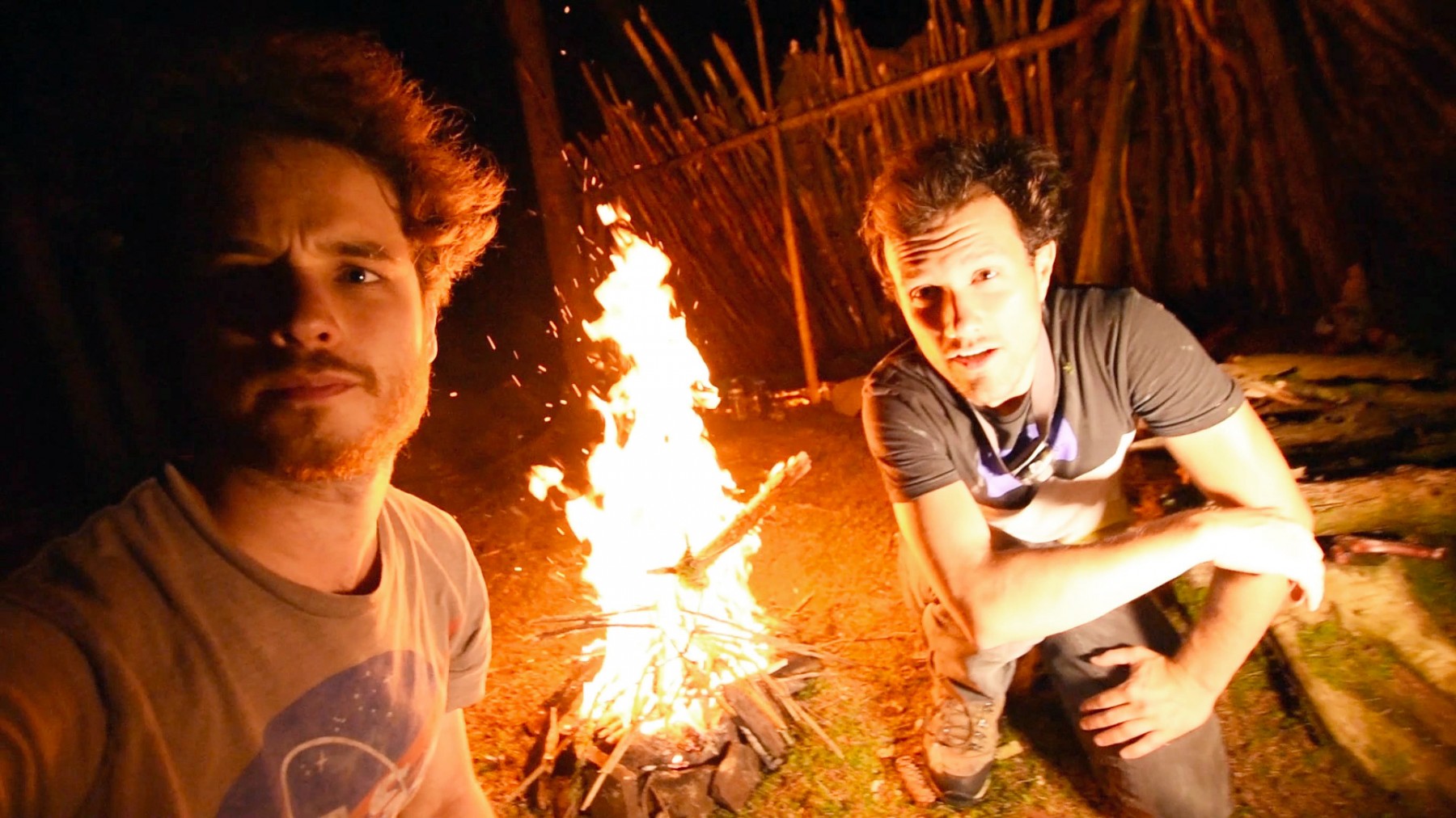 François Calvier et Mamytwink autours d'un feu (nuit dans la forêt)