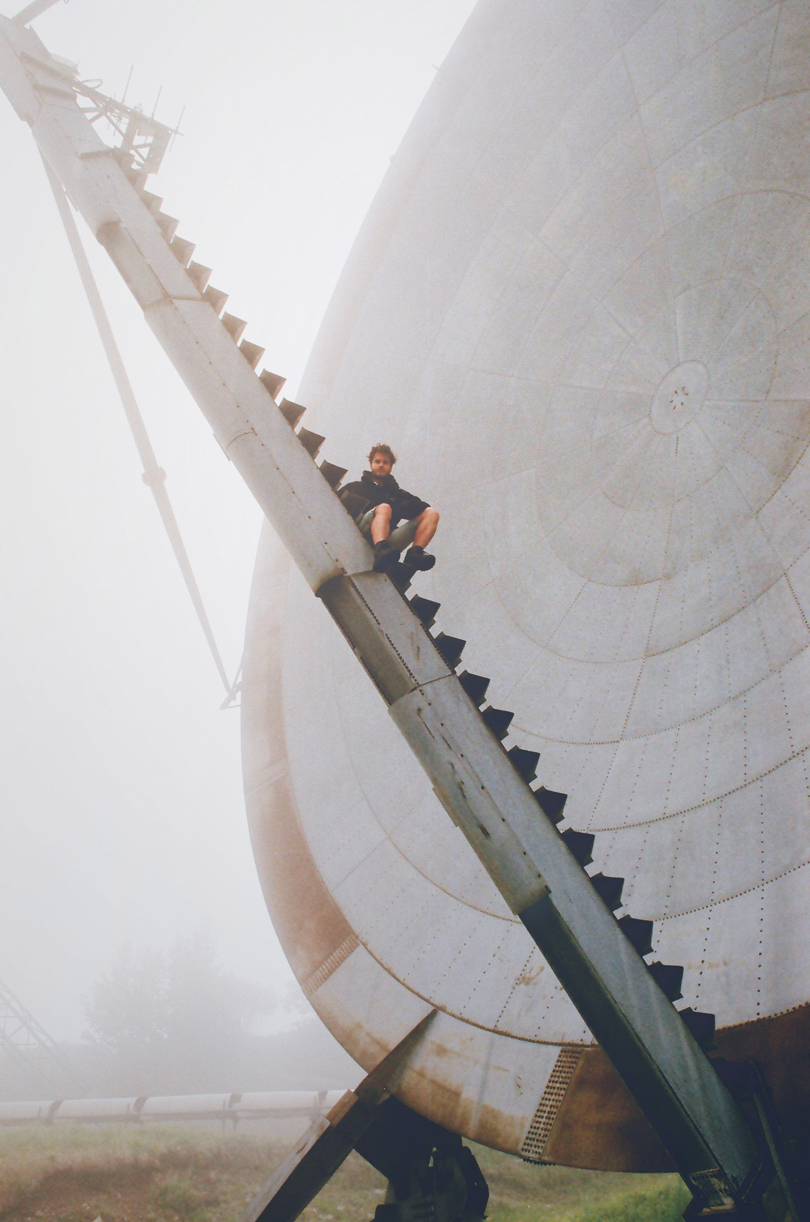 François Calvier escaladant une antenne de la base