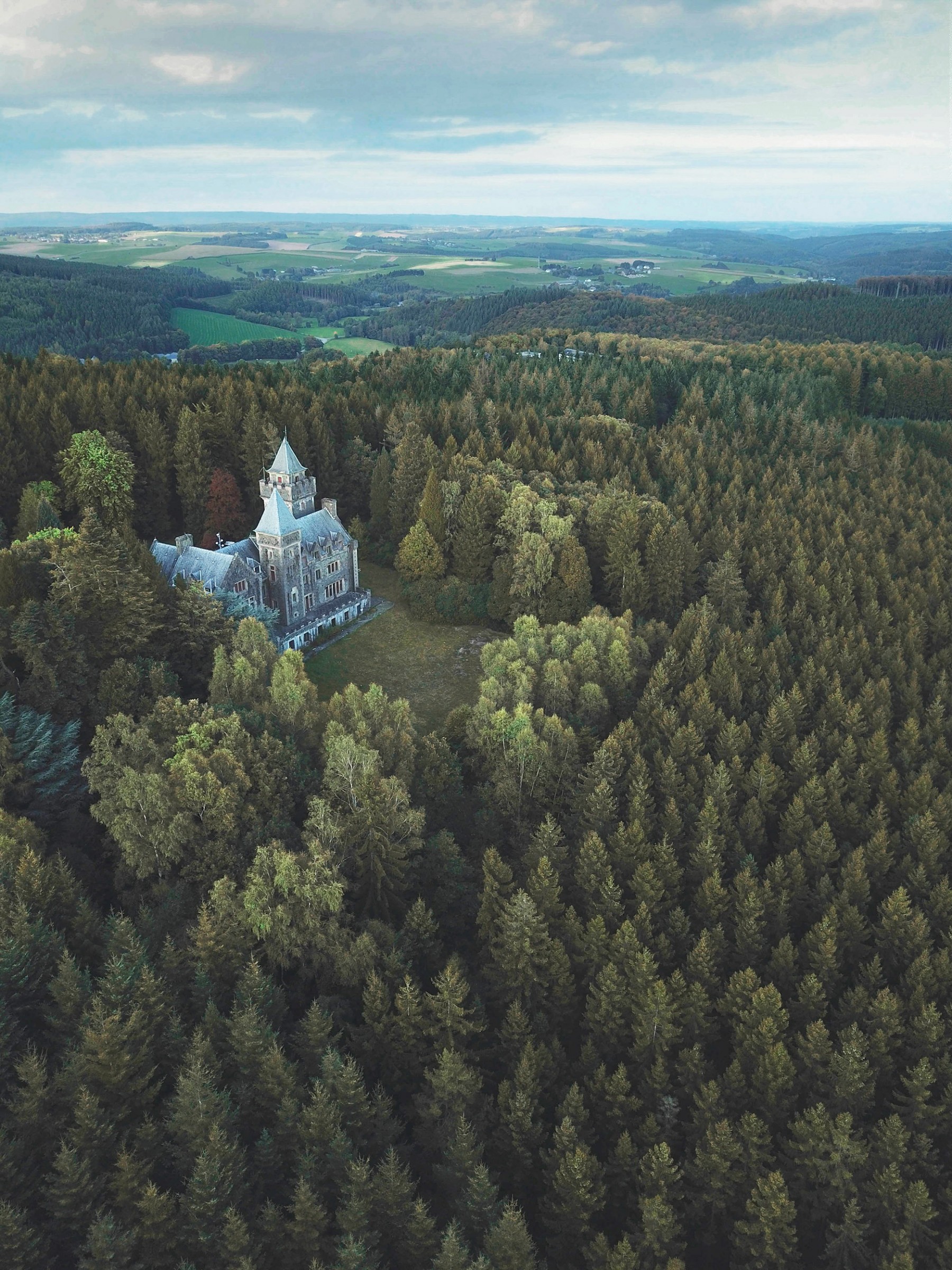 Un château abandonné en plein milieu d'une forêt !