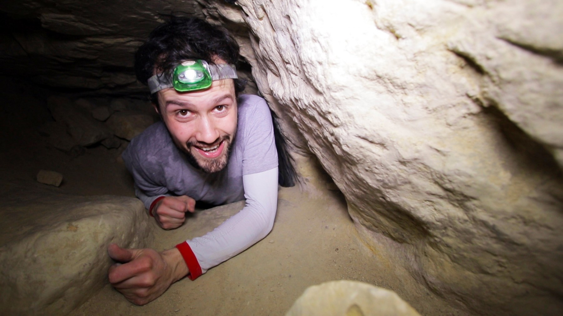 Florian Henn (Mamytwink) à la sortie d'une chatière dans les catacombes de Paris