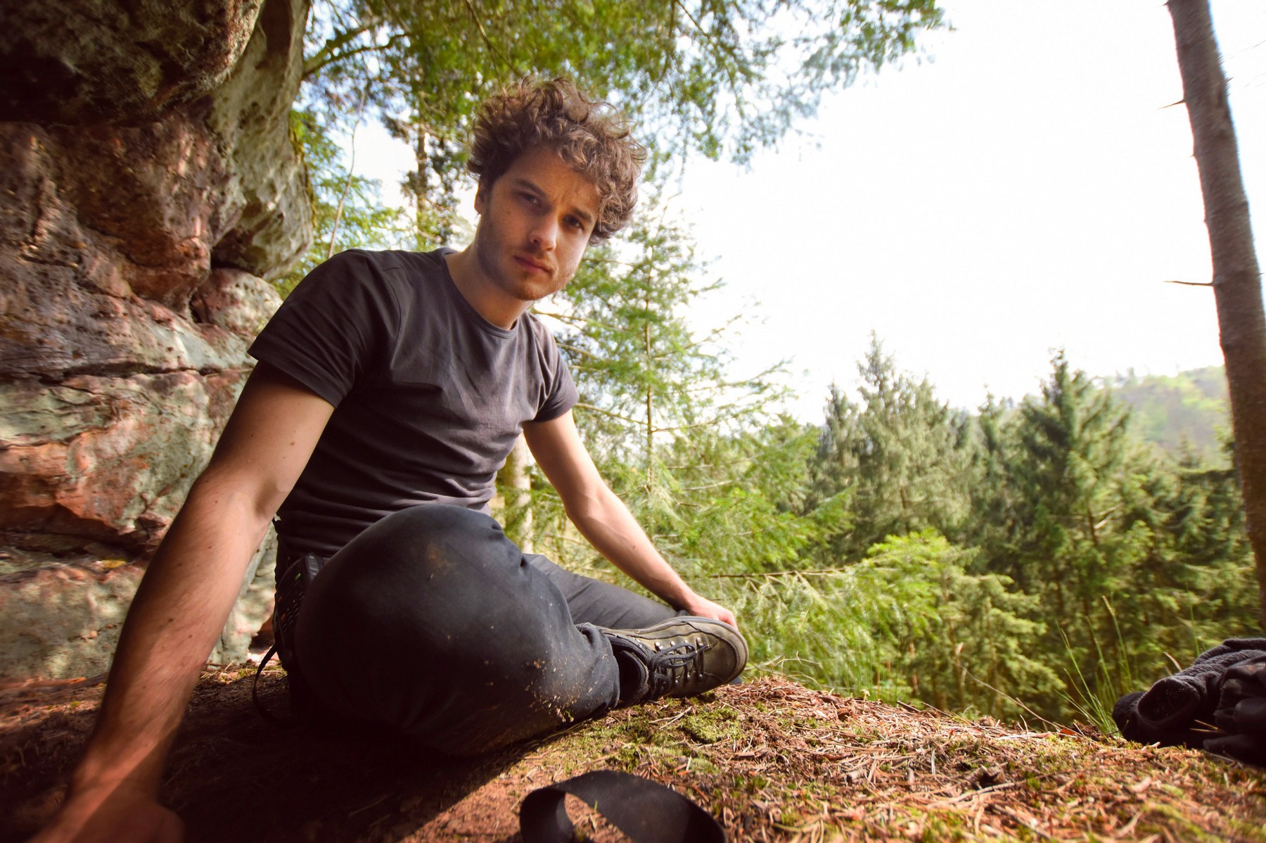 François Calvier dans son abris seul dans la forêt