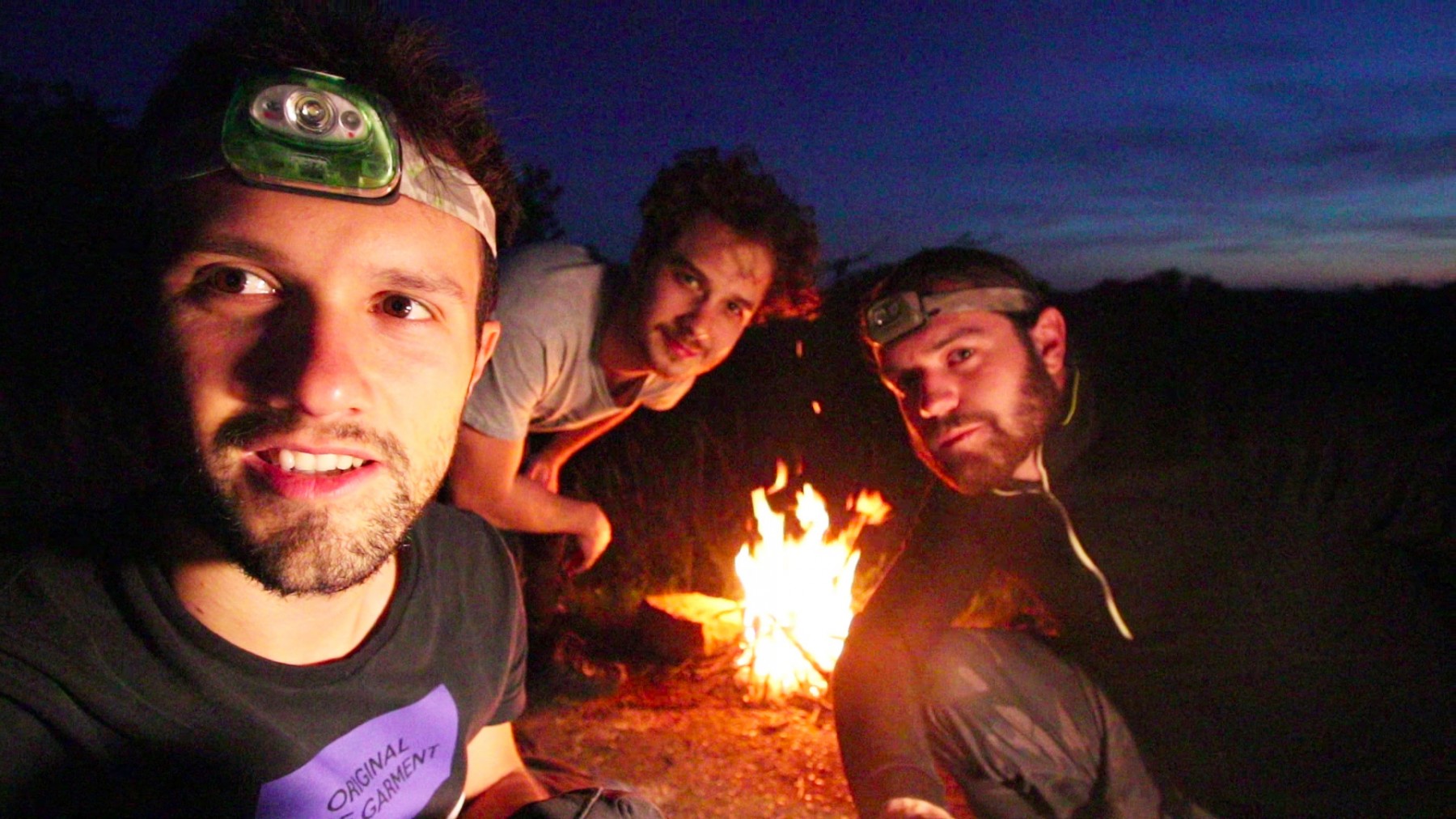 Mamytwink, François et Zecharia autours du feu de camp au sommet du Mont Saint Quentin à Metz