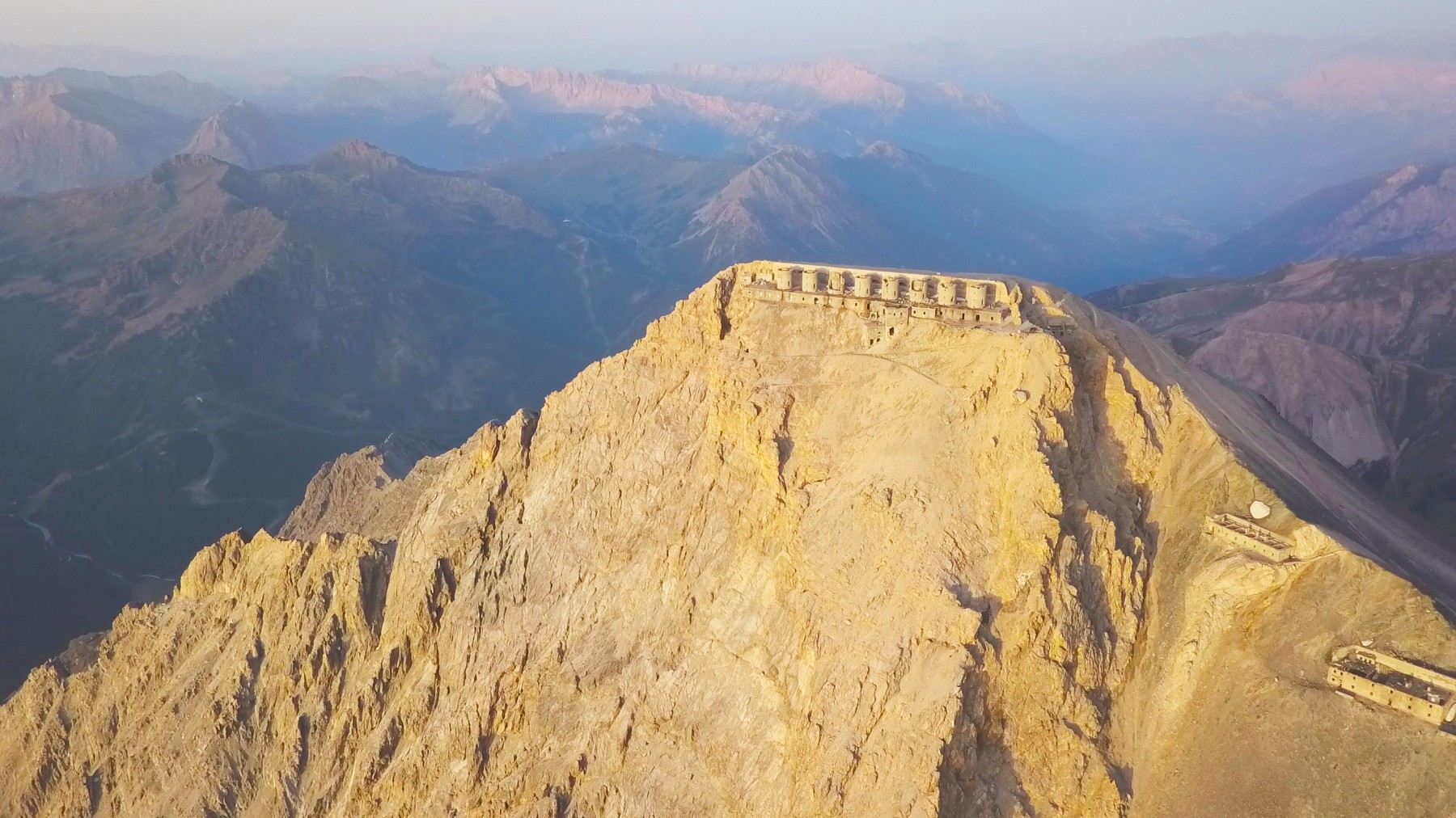 Le mont chaberton et son fort niché à 3130m d'altitude