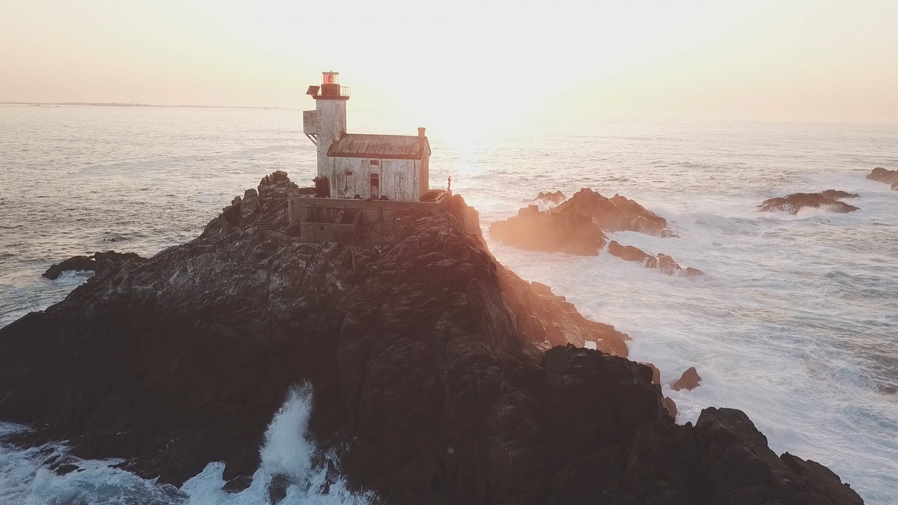 Le Phare de Tévennec (Finistère) au coucher du soleil