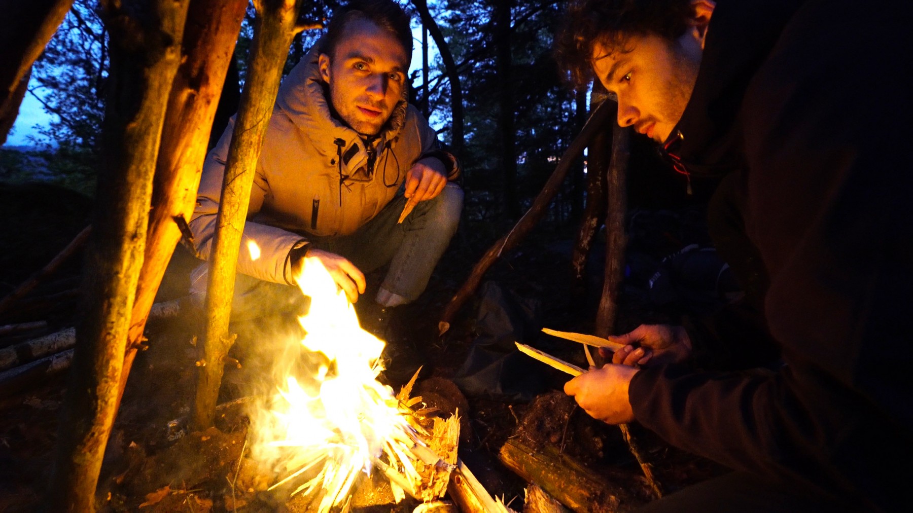 Squeezie et François autours du feu de camps (Nuit dans la forêt)