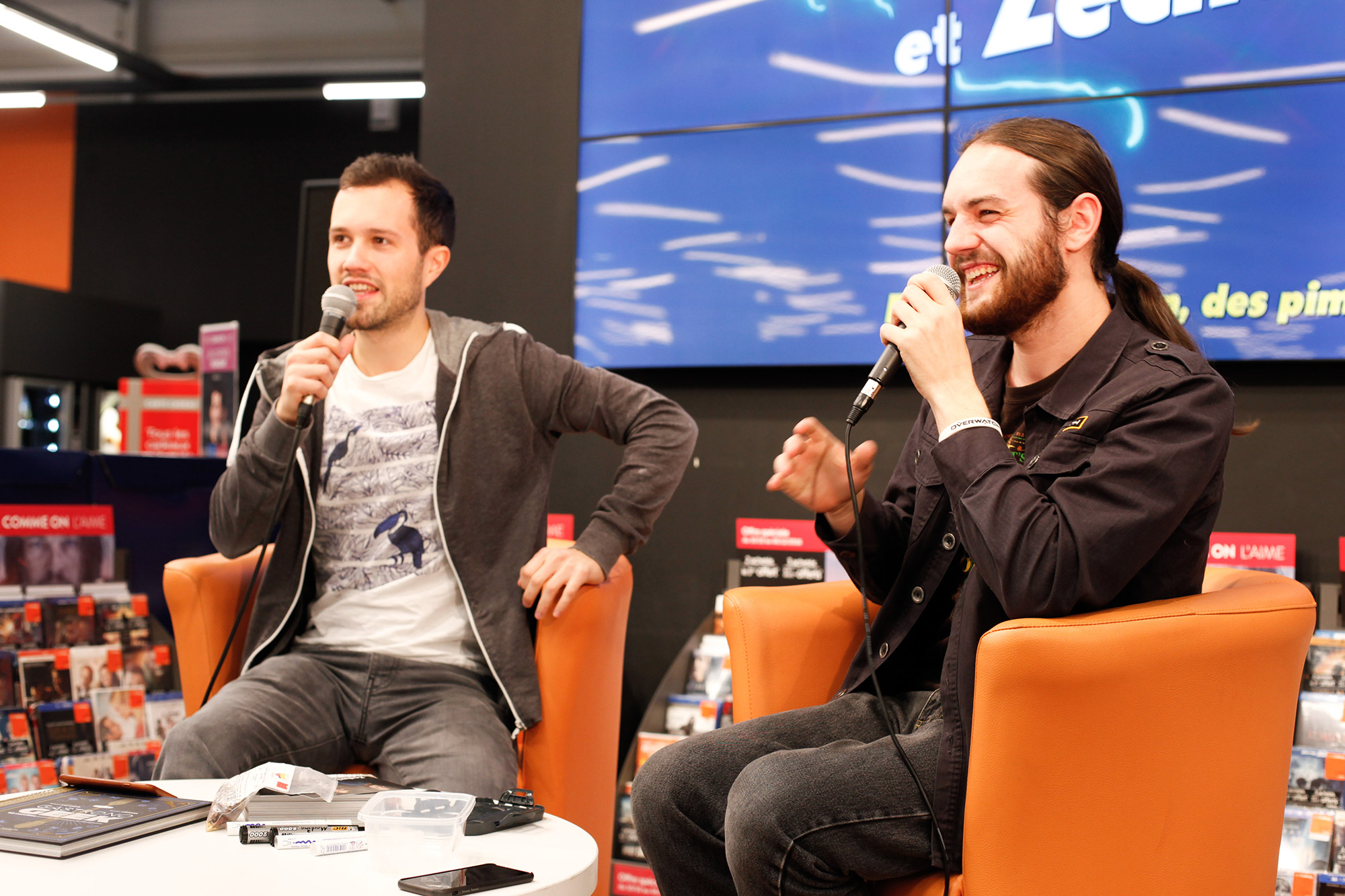 Mamytwink et Zecharia en séance rencontre et dédicaces - Crédit photo : Caroline Gdn