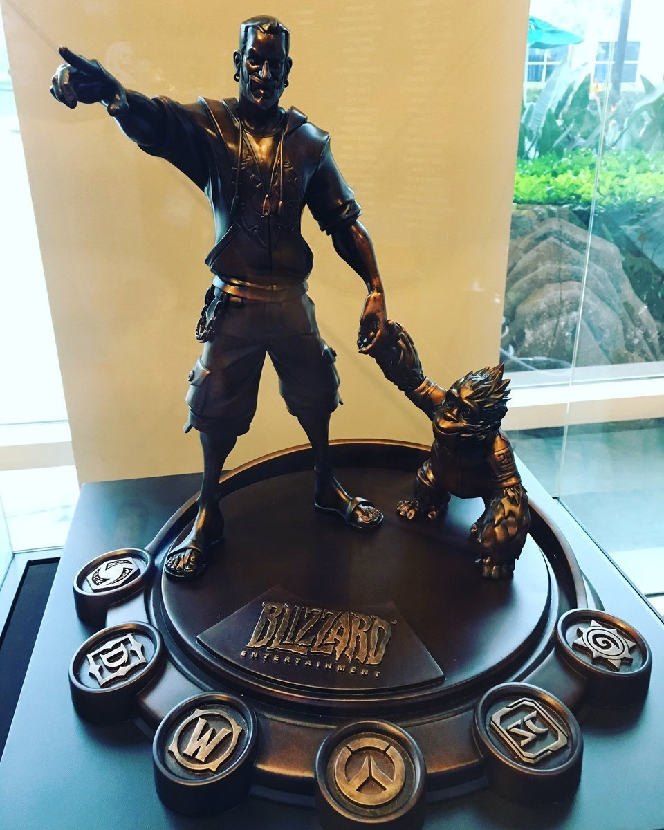 Statue hommage à Chris Metzen chez Blizzard