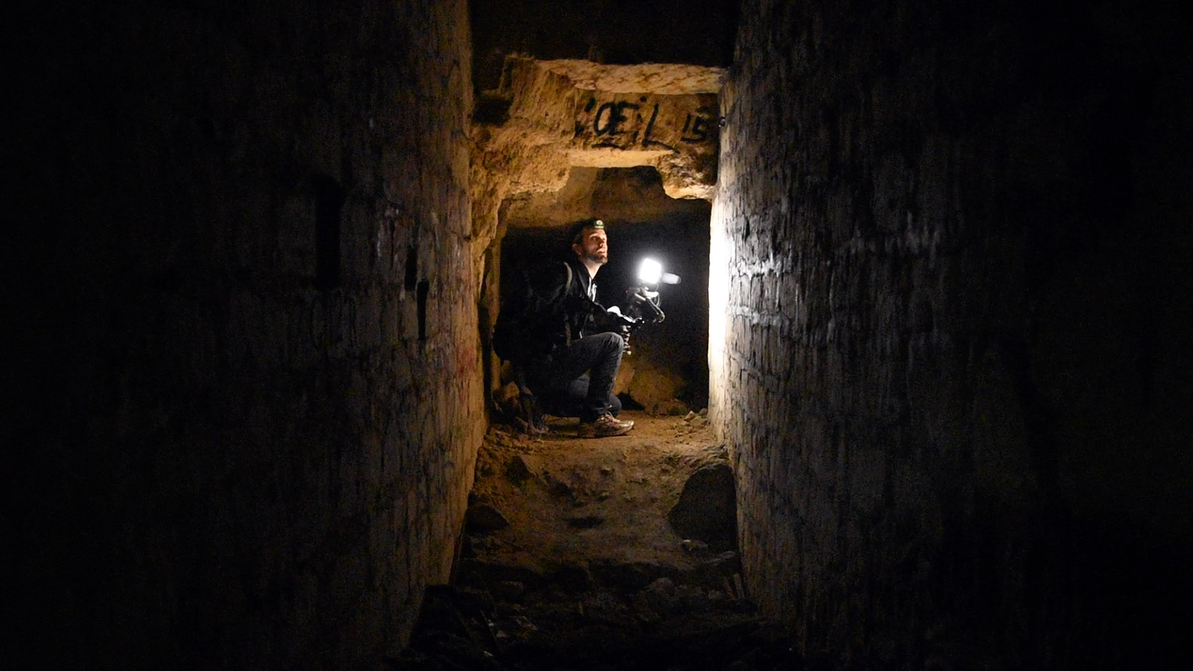 Mamytwink au fond d'une galerie des catacombes interdites de Paris
