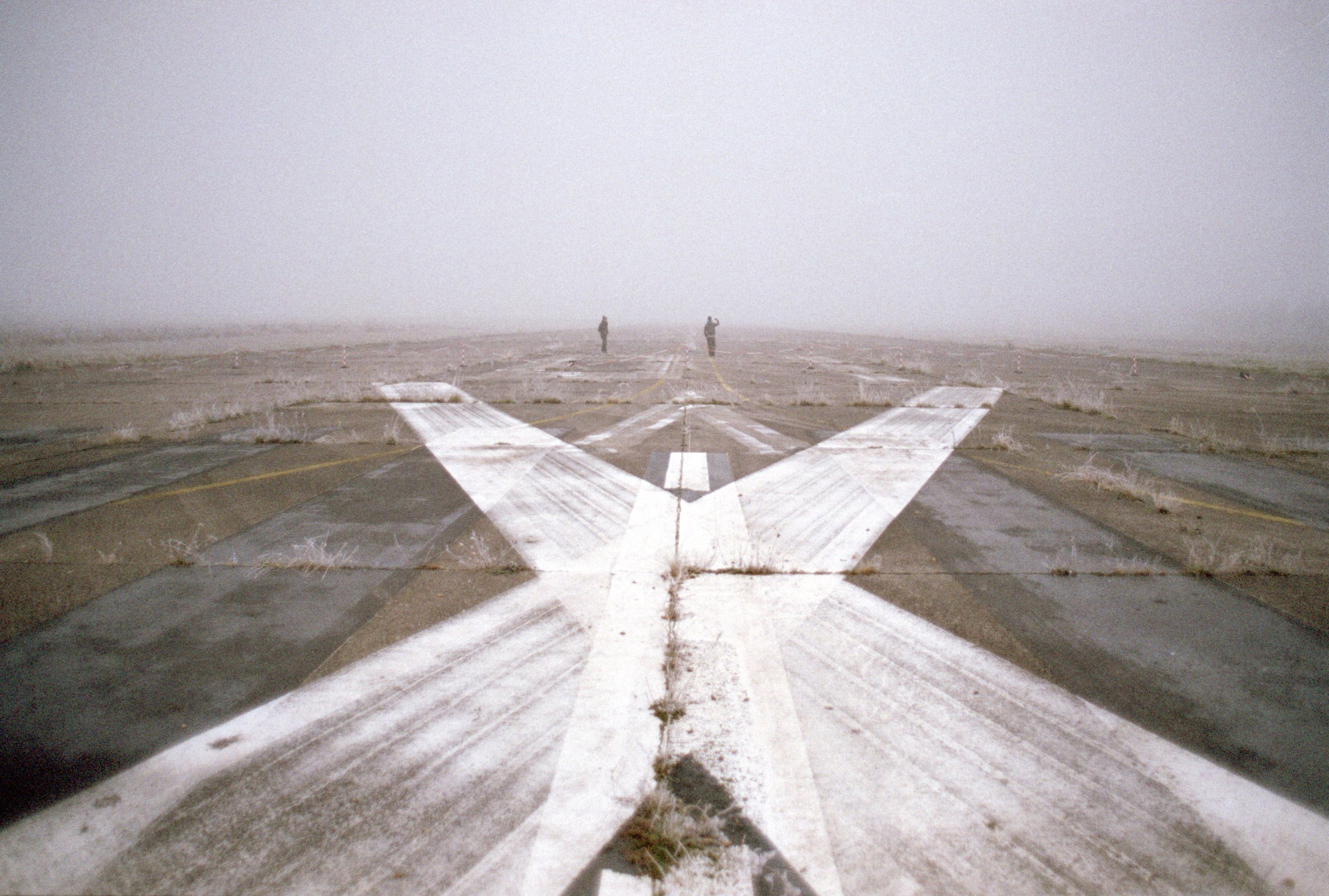 Mamytwink et Zecharia (au loin) sur la piste d'aterissage d'une base aérienne désafectée