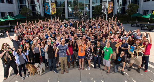 toute l'equipe des developpeurs de world of warcraft sur une photo