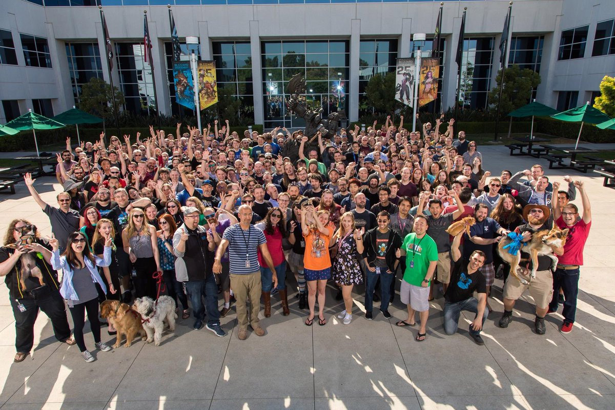 Toute l'équipe des développeurs de World of Warcraft sur une photo