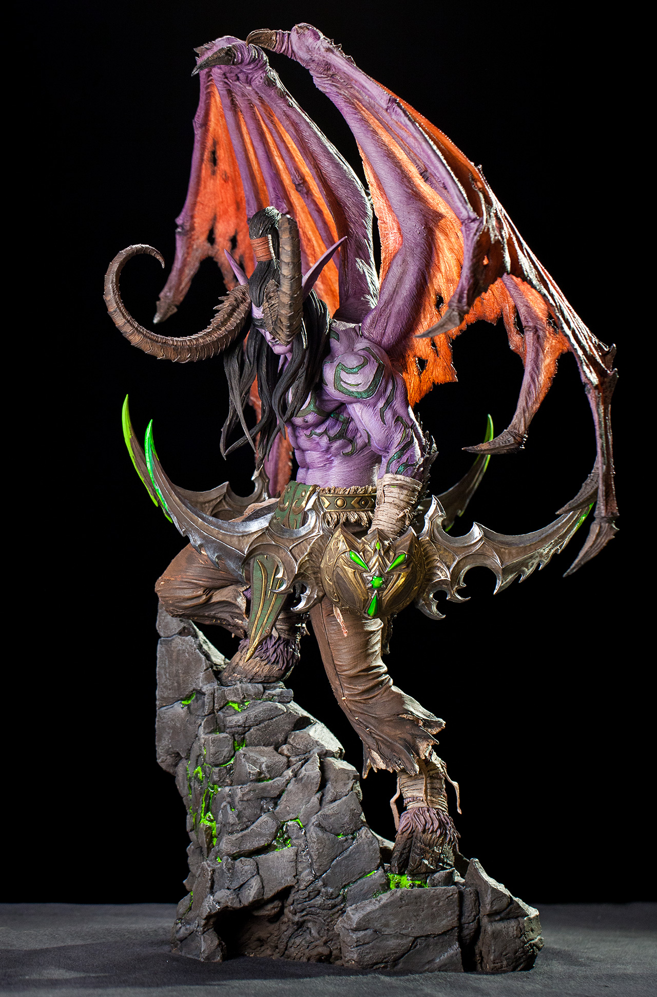 La statue d'Illidan mesure 61 centimètres de haut