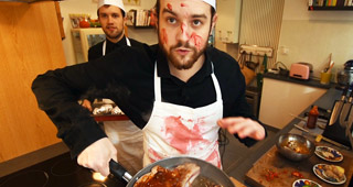 Une fois dorée, badigeonnez la viande de sauce