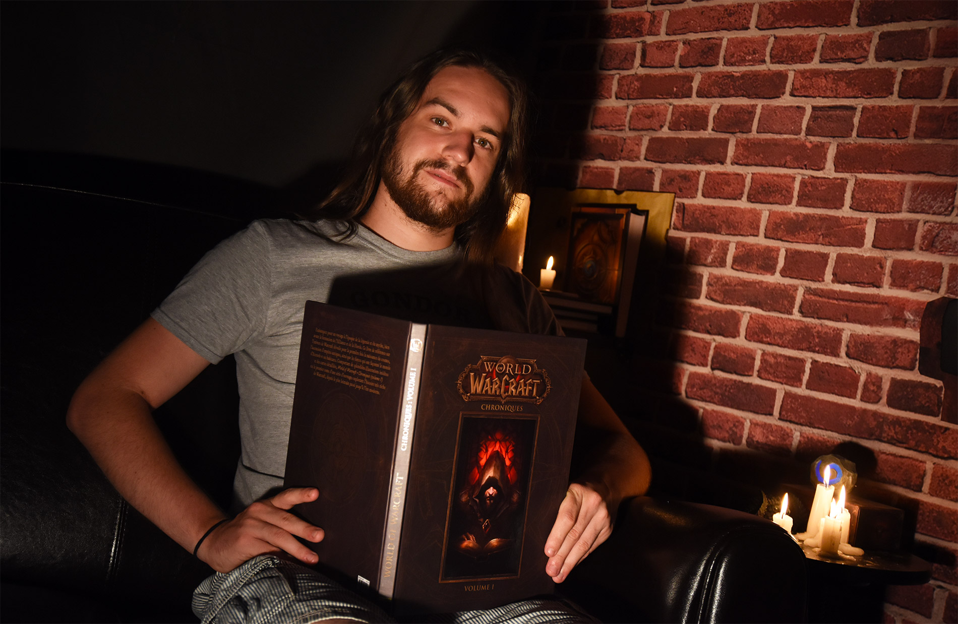 Zecharia en pleine lecture de Warcraft Chroniques